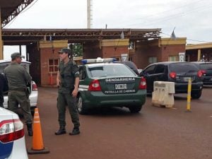 Fuga narco en el puente internacional: cruzó desde Encarnación, embistió a Gendarmería y lo buscan en Posadas imagen-8
