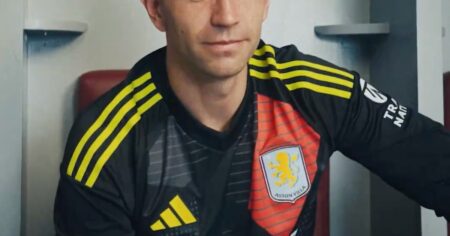 Dibu Martínez habló sobre las críticas negativas, sus autoexigencias y analizó su temporada con el Aston Villa imagen-12