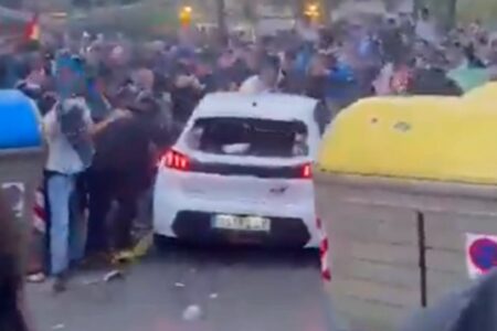 Video | España: un conductor atropelló a un grupo de hinchas en la previa del partido entre Espanyol y Barcelona imagen-8