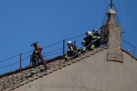 El Vaticano comenzó la instalación de la chimenea en la Capilla Sixtina que anunciará la elección del nuevo Papa imagen-20