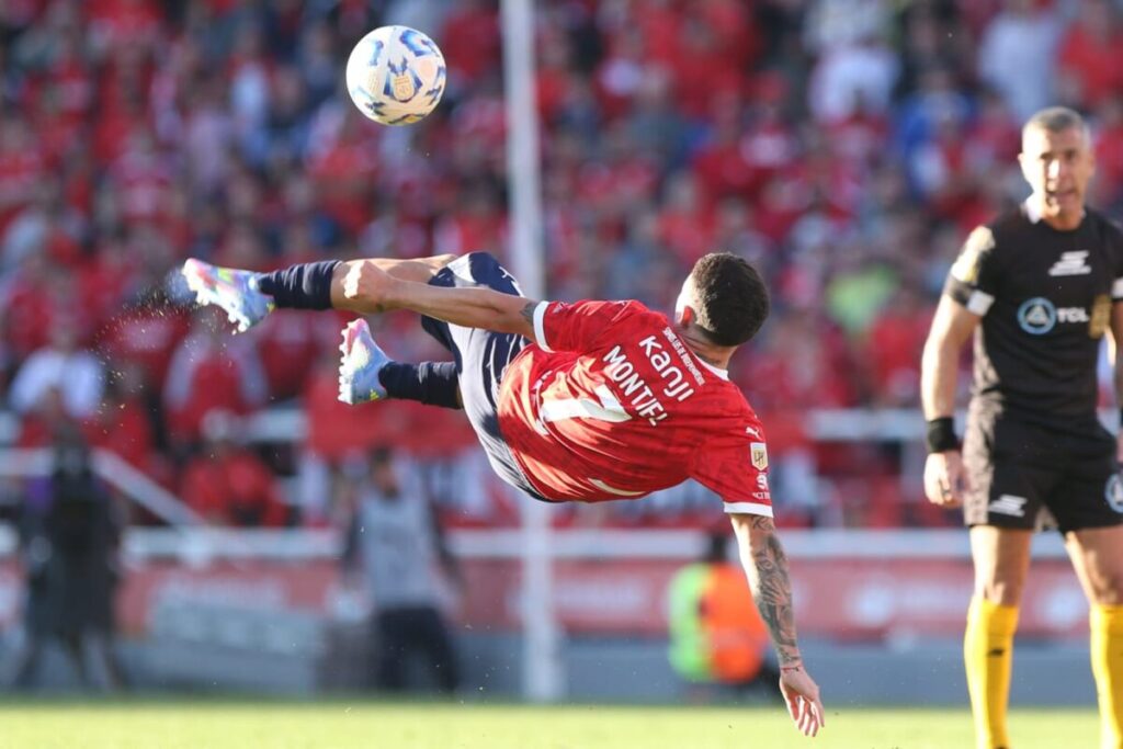 La chilena impresionante de Santiago Montiel para el gol de Independiente ante Independiente Rivadavia imagen-91