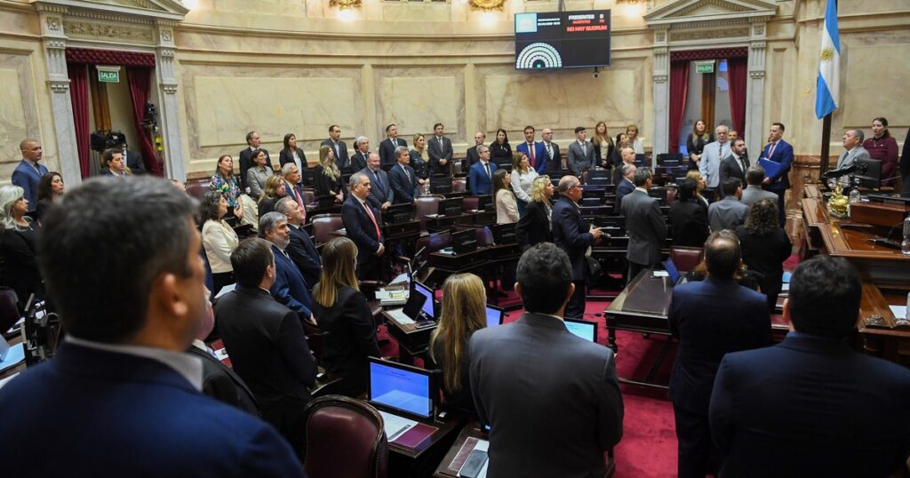 Javier Milei y sus medidas, EN VIVO: día clave en el Senado para el proyecto de Ficha Limpia que pone en jaque la candidatura de Cristina Kirchner imagen-4