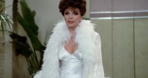 Cómo está Joan Collins, la difícil y eterna diva de Hollywood, a los 91 años: del culto a las polémicas y la ironía al autocuidado imagen-4