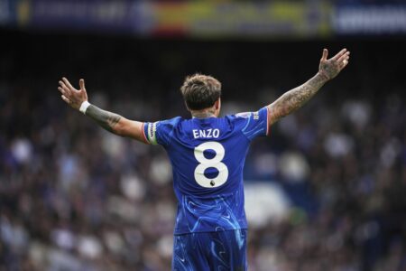 Enzo Fernández juega de 5, de doble 5, de 8, de 10 y hasta... de “9″: Chelsea lo disfruta y Scaloni mira la TV tranquilo imagen-8