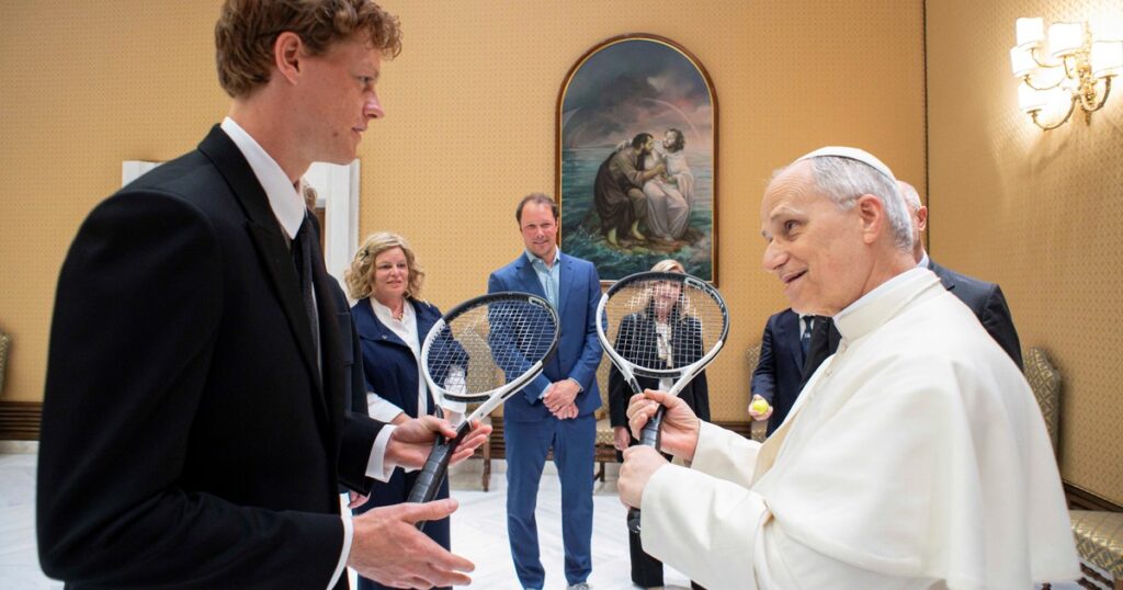 Sinner visitó el Vaticano y desafió al Papa León XIV: "Si quiere, jugamos un poco" imagen-40