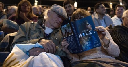 Libros políticos alrededor de Santiago Caputo, Javier y Karina Milei: el "triángulo de hierro" del poder imagen-12