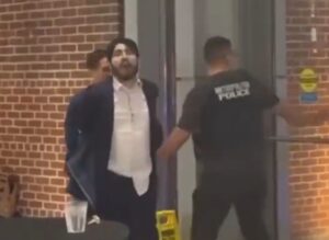 El momento en que detuvieron al sospechoso de asesinar a empleados de la embajada de Israel en Washington imagen-1