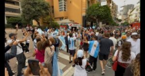 Donde hay argentinos siempre hay banderazo y la glamorosa Montecarlo no fue la excepción: “¡Qué de la mano de Colapinto, todos la vuelta vamos a dar!” imagen-3