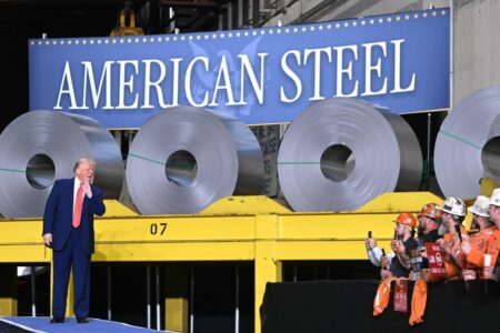 Trump acusó a China de violar la tregua comercial y dijo que duplicará los aranceles al acero extranjero del 25% al 50% imagen-11