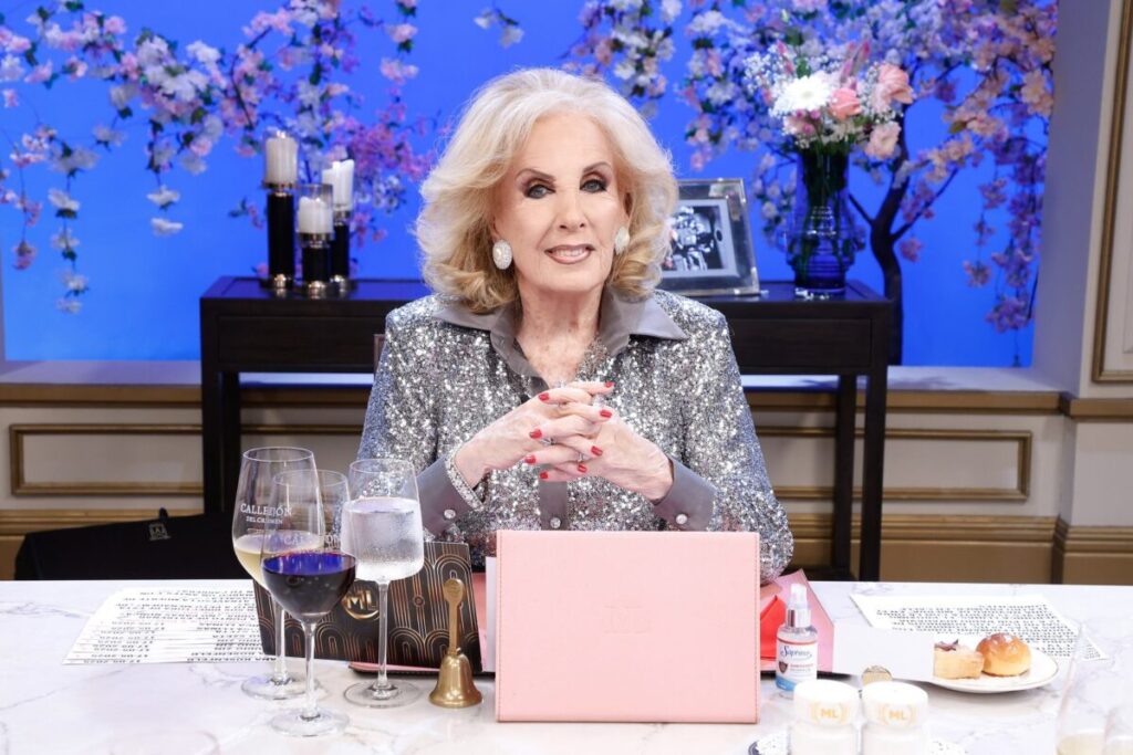 Mirtha Legrand explicó por qué saludó a Javier Milei con su clásico latiguillo: “No cambié mi forma de pensar” imagen-4