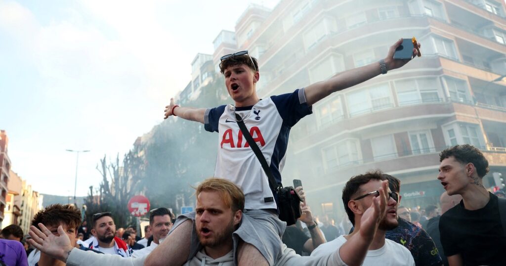 Violentos enfrentamientos entre hinchas del United y Tottenham antes de la final de la Europa League imagen-41