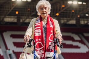 La historia de Marj, la hincha más longeva del Nottingham Forest, quien volvió al club de sus amores a los 101 años imagen-3