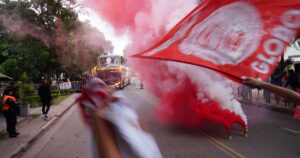 Llegó Huracán a Santiago del Estero: humo en el recibimiento, cantito de cumpleaños para el Colo Gil y entradas de regalo para los fanáticos imagen-4
