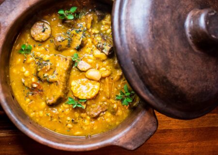 Video: una especialista en gastronomía comparte los ingredientes para el locro perfecto del 25 de Mayo imagen-12