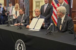 Espera la firma de Greg Abbott: la ley de Texas para evitar tiroteos en las escuelas imagen-3