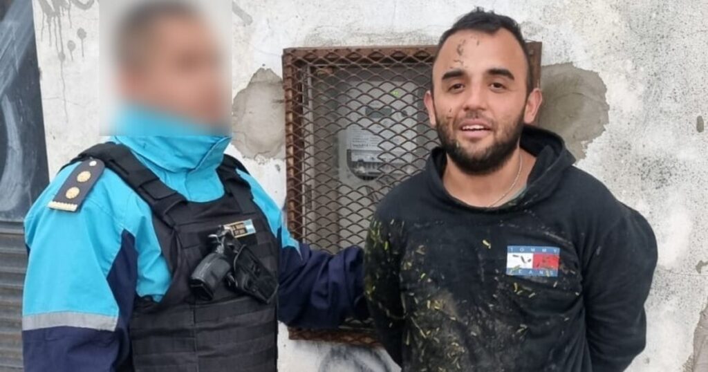 La indignante sonrisa del detenido por robar un auto, arrastrar 100 metros a su dueña y dejarla en coma imagen-5