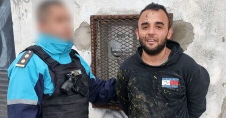 La indignante sonrisa del detenido por robar un auto, arrastrar 100 metros a su dueña y dejarla en coma imagen-10