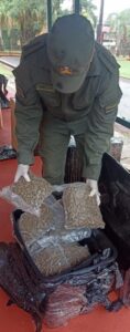 Gendarmería inspeccionó encomiendas y detectó 97 kilos de marihuana envasada al vacío imagen-3