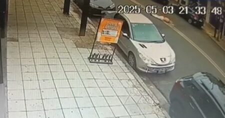 Ramos Mejía: una mujer fue arrastrada más de 100 metros por un ladrón que le robó el auto a la salida del colegio imagen-11