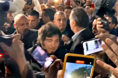 Pese a la tensión con el protocolo presidencial, en LLA quieren repetir actos de campaña con Milei en la Ciudad imagen-14
