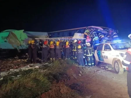 Violento choque entre un camión y un colectivo en la ruta 3: hay cuatro muertos imagen-115