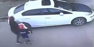 Video: violento robo de un auto a una mujer frente a su hijo de seis años: “A nadie le importa nada” imagen-4