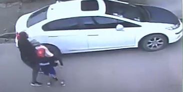 Video: violento robo de un auto a una mujer frente a su hijo de seis años: “A nadie le importa nada” imagen-92