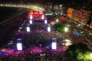 “Gagacabana”: Lady Gaga hace delirar a sus fans en Copacabana, con un show gratuito y multitudinario imagen-4
