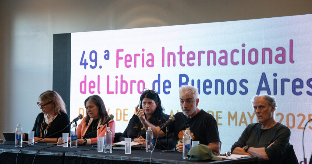Chispazos, contrapuntos, aplausos y gritos en el debate final de la Feria del Libro dedicado a la libertad imagen-4