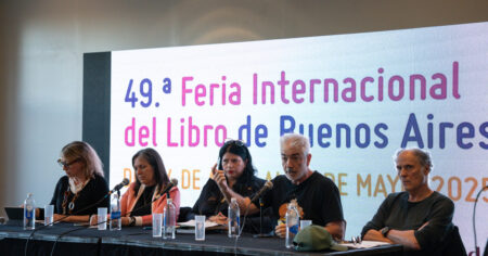 Chispazos, contrapuntos, aplausos y gritos en el debate final de la Feria del Libro dedicado a la libertad imagen-7