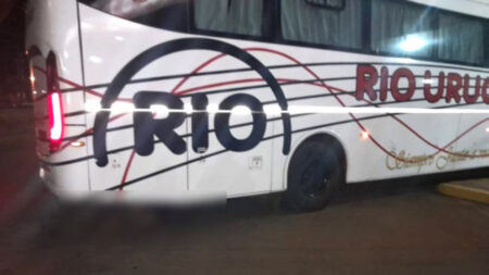 Horror en Corrientes: un colectivo llegó a la terminal con un cadáver atrapado bajo el vehículo imagen-8