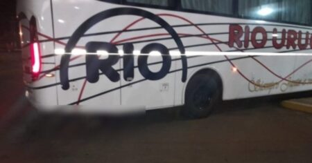 Misterio en Corrientes: un micro llegó a la terminal y descubrieron que llevaba a un muerto debajo de la carrocería imagen-12