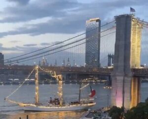 Un buque de la armada mexicana chocó contra un puente en Nueva York imagen-1