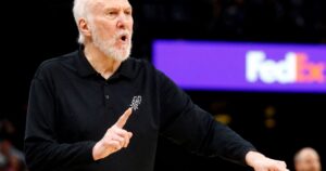 Gregg Popovich ya no será más entrenador y la NBA lo extrañará como a pocos: el adiós del coach que llevó a la gloria a los Spurs de Manu Ginóbili imagen-3