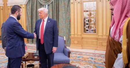 Donald Trump se reúne con el ex líder rebelde convertido en líder de Siria y marca un fuerte giro en la relación imagen-32