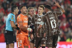 Yael Falcón Pérez: la actuación del árbitro en River-Platense dejó varias polémicas imagen-1