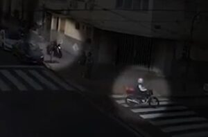 Detienen a dos motochorros vinculados a varios robos de celulares de alta gama en la Ciudad imagen-2