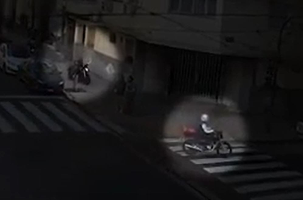 Detienen a dos motochorros vinculados a varios robos de celulares de alta gama en la Ciudad imagen-92