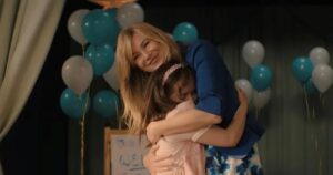 "Good American Family": adoptan a una niña con enanismo que los embauca imagen-3