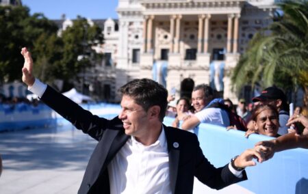 Kicillof se le planta a Cristina para enfrentar a Milei y encabeza su primer acto de campaña imagen-14