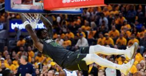 Playoffs NBA: los Wolves de Prigioni se pusieron 2-1 ante unos Warriors sin Curry y los Celtics descontaron frente a los Knicks imagen-2