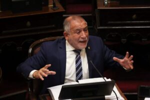 Le robaron el celular a Luis Juez mientras daba una entrevista radial imagen-3