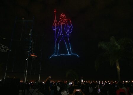 Una multitud se acercó a la costanera de Posadas para disfrutar del show de drones imagen-7