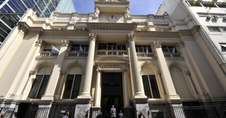 Las dificultades para acumular reservas y bajar el riesgo país abren otra polémica entre Domingo Cavallo y el Gobierno imagen-10