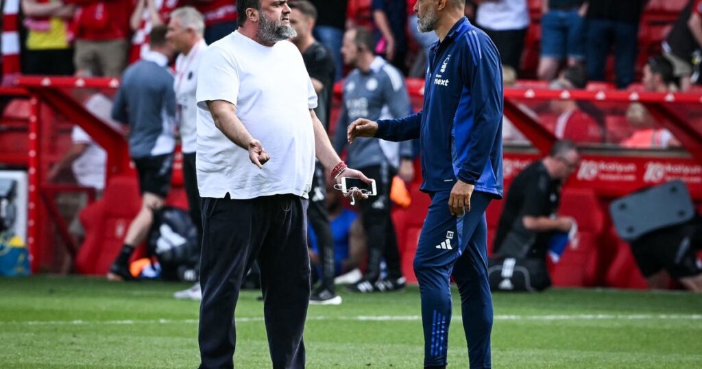 Increíble momento en la Premier League: el dueño del Nottingham se metió a la cancha a hablar con el DT por un empate que puede dejarlo sin Champions imagen-97