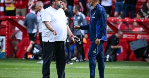 Increíble momento en la Premier League: el dueño del Nottingham se metió a la cancha a hablar con el DT por un empate que puede dejarlo sin Champions imagen-4