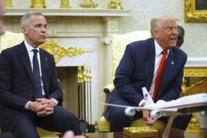 Trump protagoniza otro cara a cara tenso en el Salón Oval, esta vez con el premier de Canadá: “Nunca digas nunca” imagen-2