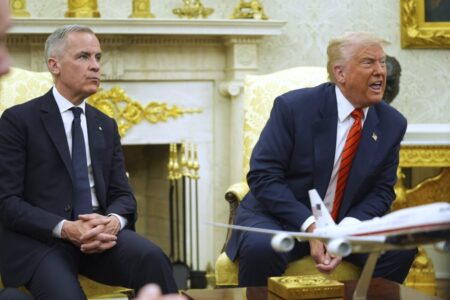 Trump protagoniza otro cara a cara tenso en el Salón Oval, esta vez con el premier de Canadá: “Nunca digas nunca” imagen-10