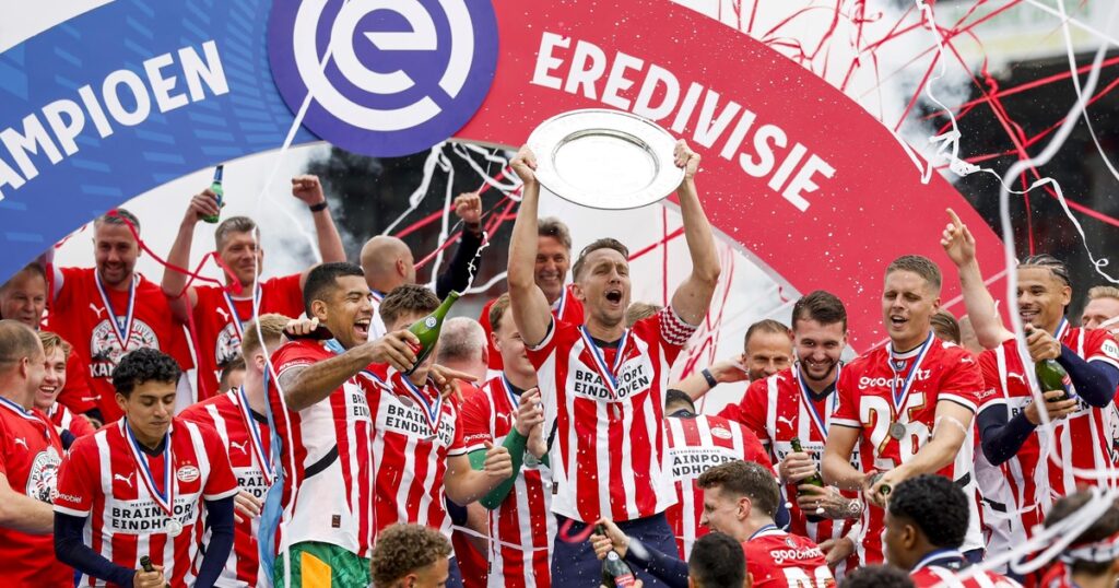 Increíble: llegó a estar nueve puntos arriba, pero al Ajax se le escapó el título y el PSV es campeón imagen-5