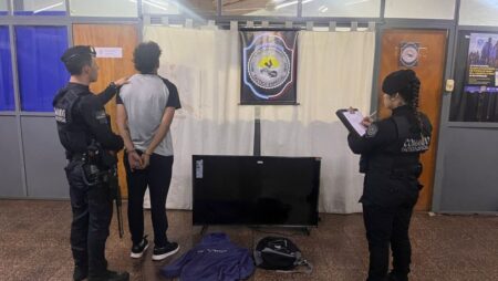 Un hombre fue arrestado tras robar una TV de un comercio imagen-11
